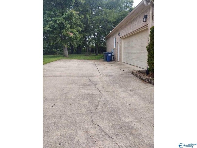 Building Photo - 258 Twin Lakes Dr