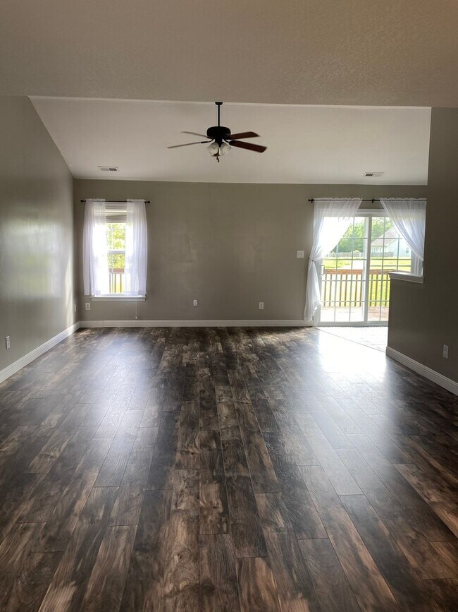 Foto del edificio - 112 Michelle Ward Ln
