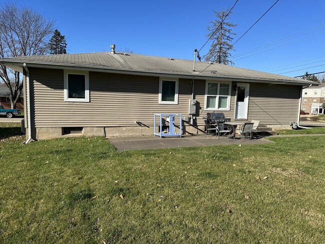 Building Photo - 1694 Earl Dr