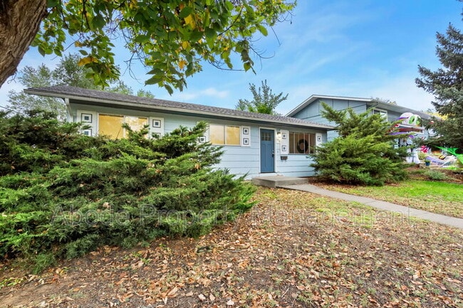 Building Photo - 328 N Roosevelt Ave