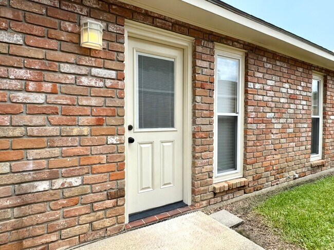 Foto del edificio - 2 Bedroom in Parkview Oaks off Old Jeffers...