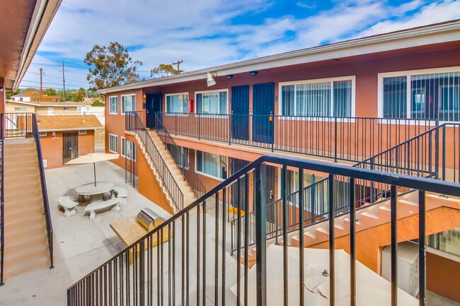 Foto del edificio - 1 Bed 1 Bath Pacific Beach Apartments