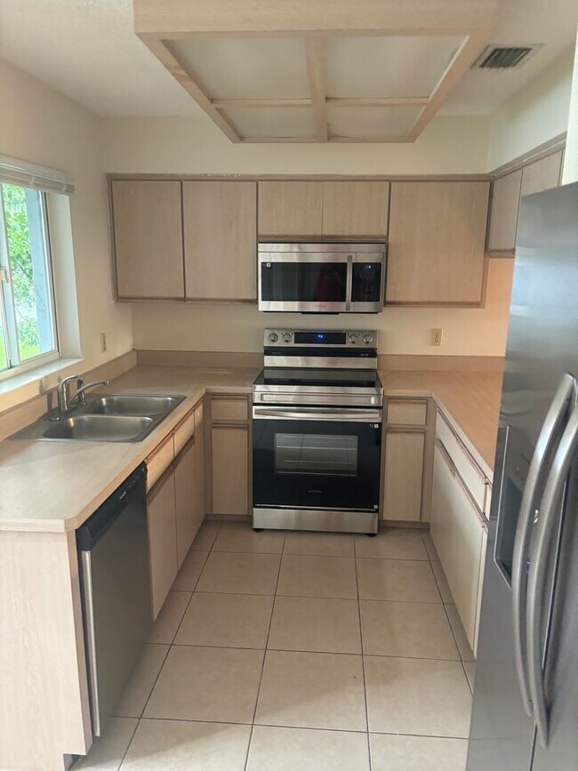 Foto del edificio - Single Family Home!! NEW APPLIANCES !!!