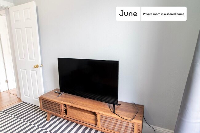 Foto del edificio - Room in Shared 3 bed/1 bath home