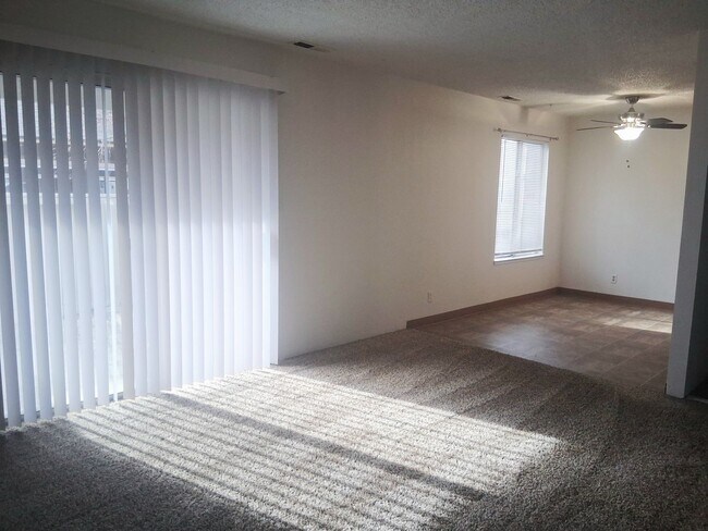 Building Photo - Downstairs Condo, Close to Downtown