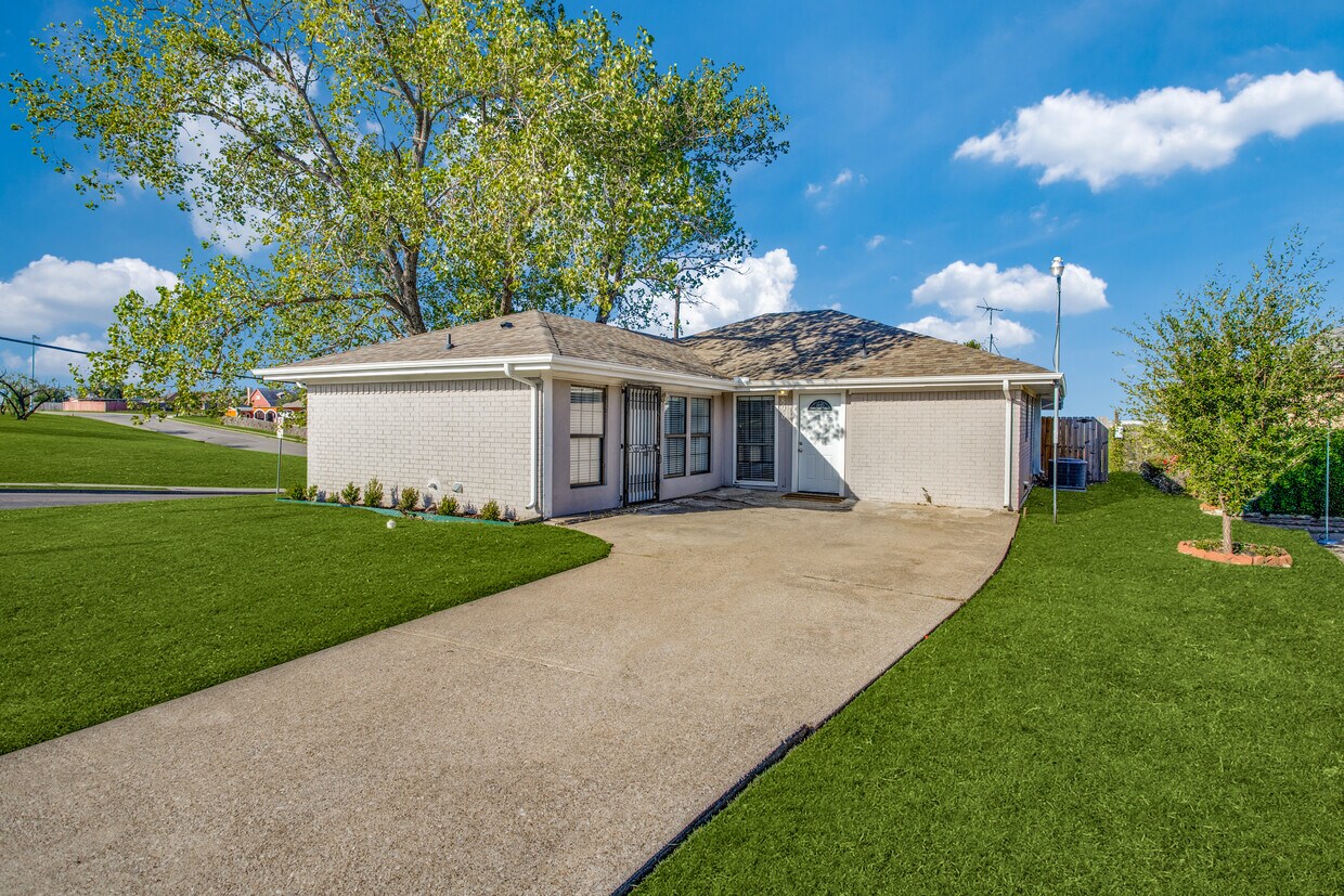 896 Keeneland Ct, Dallas, TX 75211 House Rental in Dallas, TX