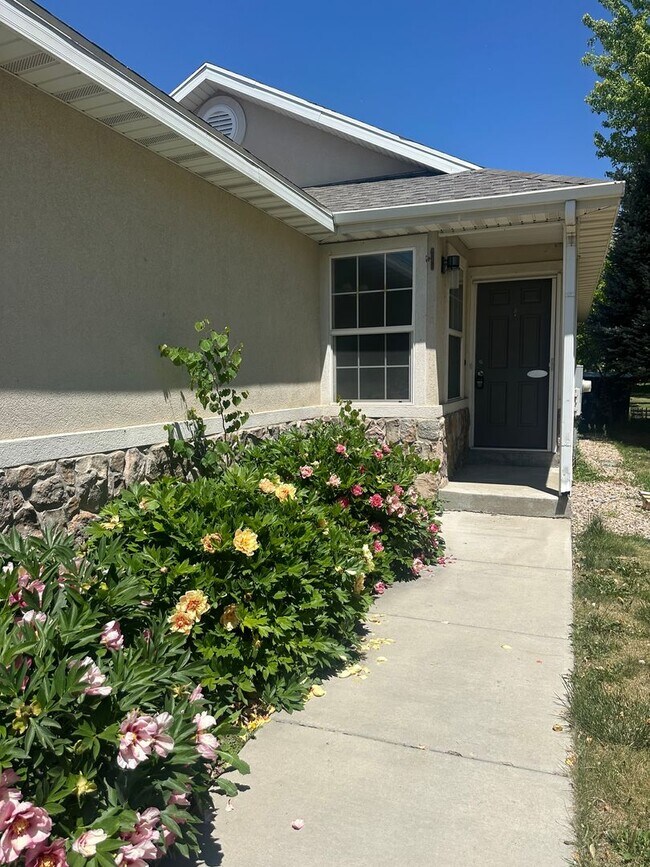 Building Photo - 3 Bed 1 Bath home in heart of Provo!