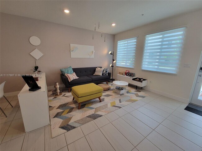 Foto del edificio - 6401 NW 103rd Pl