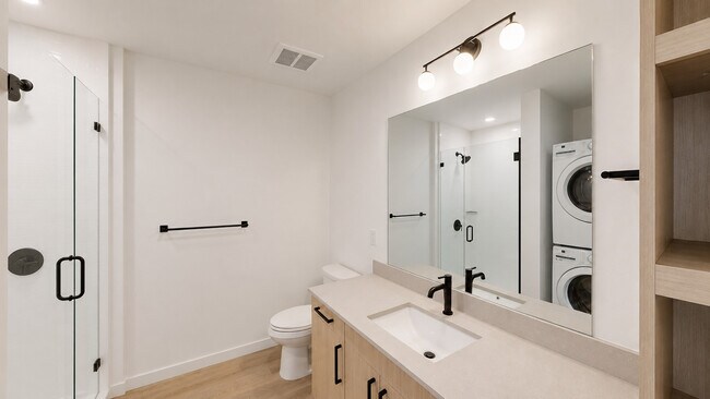 Baño moderno minimalista con zona de lavandería - Bissinger & Co.