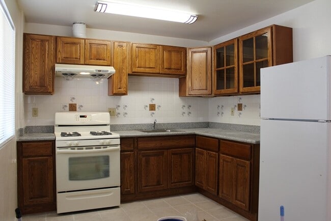 Building Photo - A bright and clean 2-bed, 1-bath apartment located in the convenient and vibrant Laurel District.