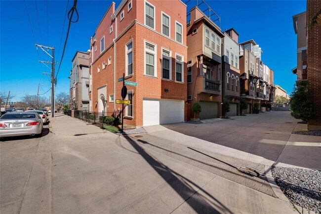 Building Photo - 1310 Branchwood Pl