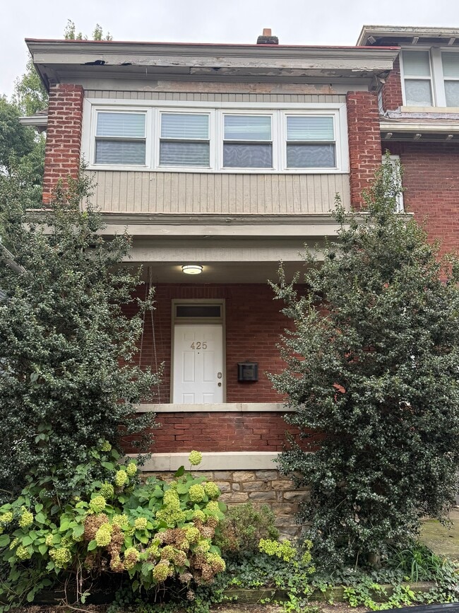 Building Photo - 425 Reinhard Ave