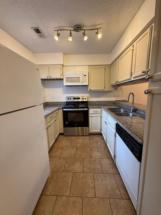 Foto del edificio - Beautiful South Charlotte Condo For Rent