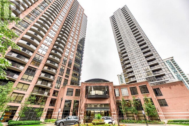 Photo du bâtiment - 23-1023 Sheppard Ave E