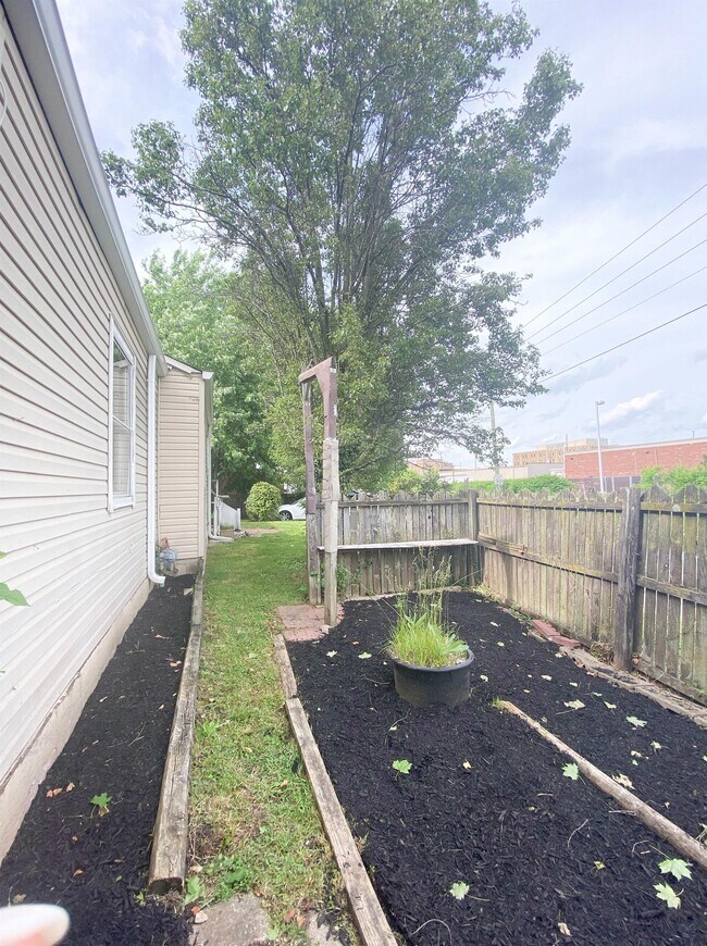 Building Photo - 2220 E 46