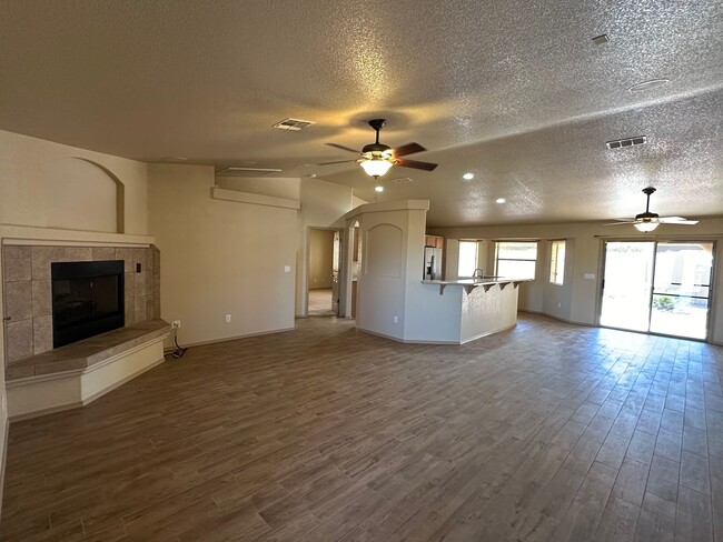 Building Photo - Beautiful 3 bedroom, 3 garage home in Chap...