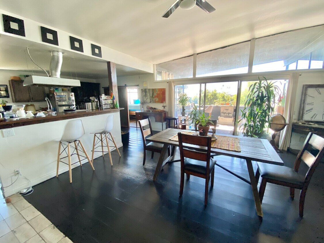 Foto del edificio - 2512 Hollyridge Dr