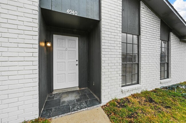 Photo - 4940 Watkins Dr House