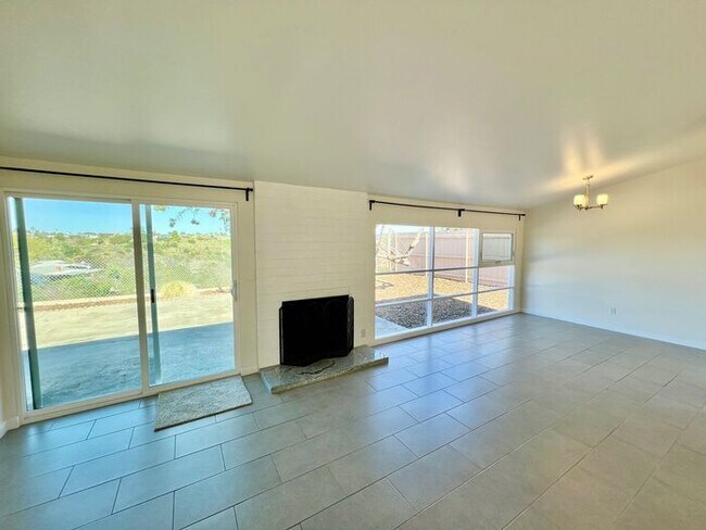 Foto del edificio - Charming 3-Bed, 2-Bath Home with Canyon Views & Attached Garage