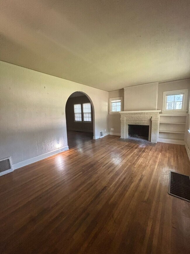 Building Photo - 3 Bedroom, 3 Bathroom Home Available  2-Car Garage & Spacious Living Near WSU.