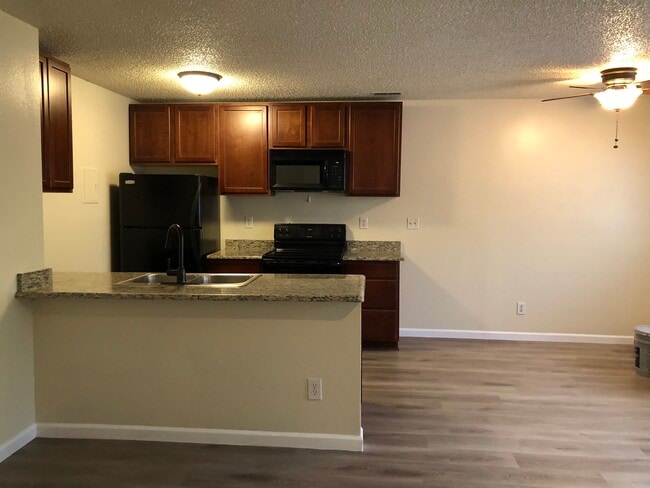 Kitchen with dinning area - 2923 Sage St