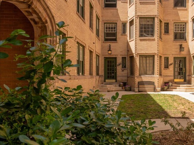 Foto del edificio - Cap Hill Beautiful 2 Bed Charming and Light Filled condo in the Blenheim