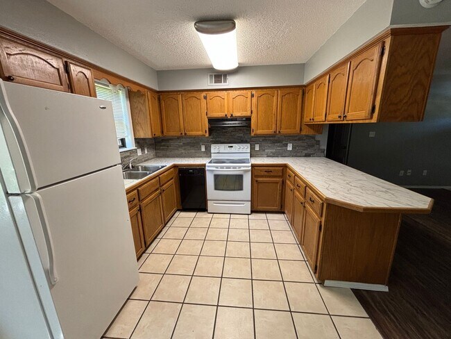 Foto del edificio - Discover this 3-bedroom, 2-bath home in Russellville, AR.