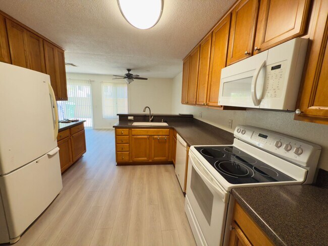 Foto del edificio - Charming 3-Bedroom Townhome Just Off the 5...