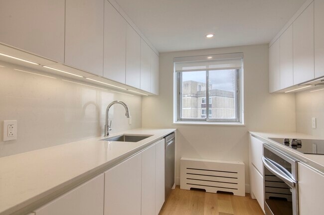 Building Photo - 3555 Chem. de la Côte-des-Neiges