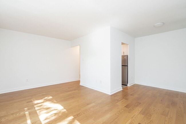 Building Photo - 263 Russell Hill Rd