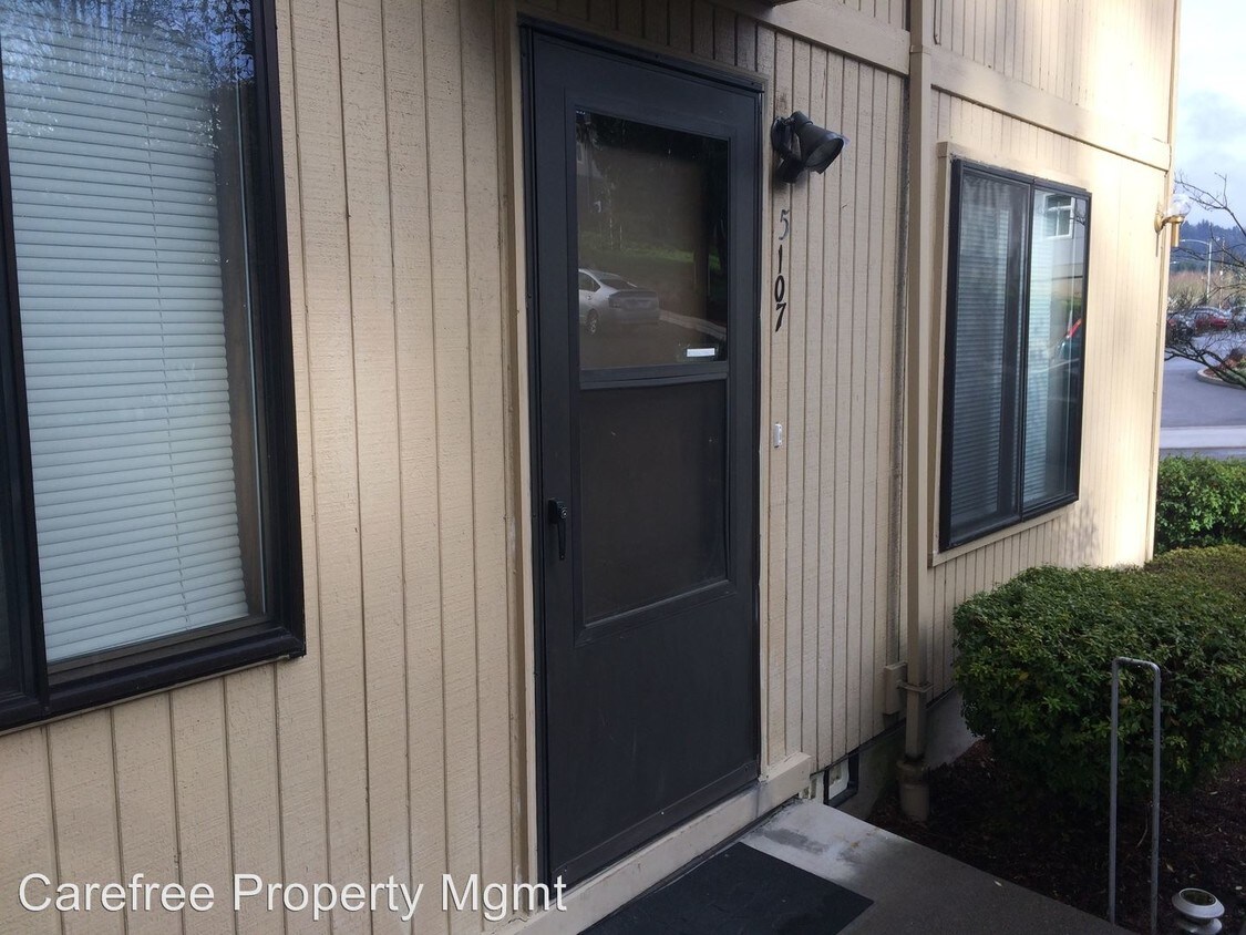 Building Photo - 5107 SW 62nd Ave