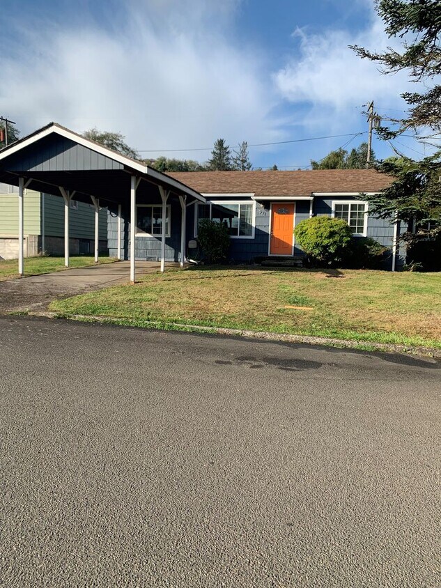 Foto principal - 3 Bedroom House Available in Astoria!