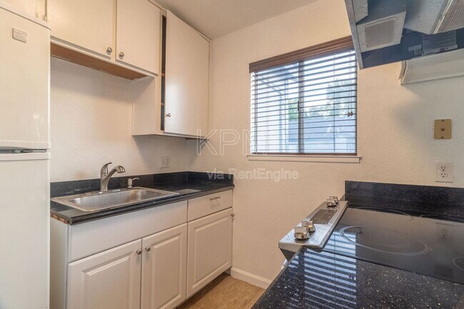 Foto del edificio - 445 Almond Dr