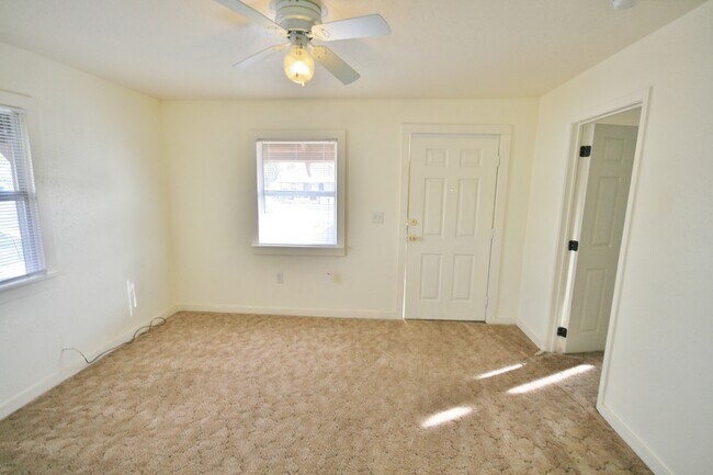 Building Photo - Spacious 1 Bed Dupex!