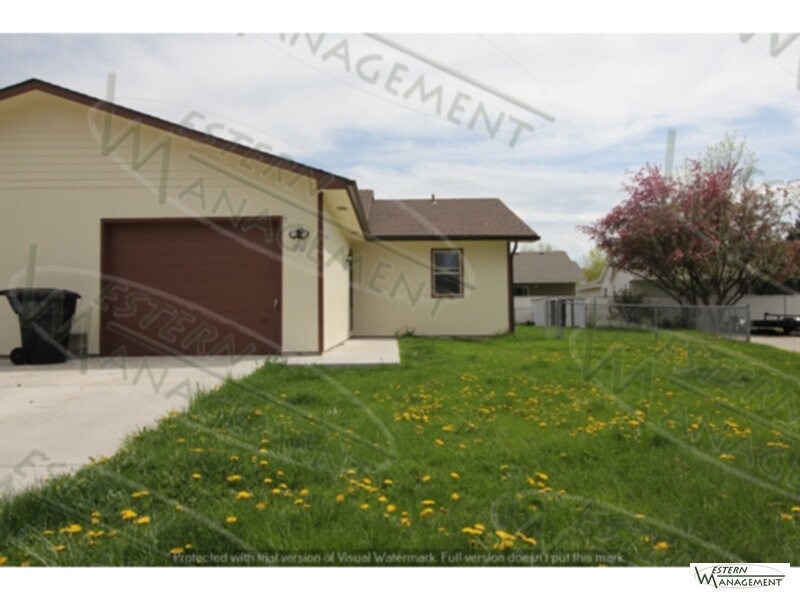 Primary Photo - Spacious 2 bed, 1 ba duplex!