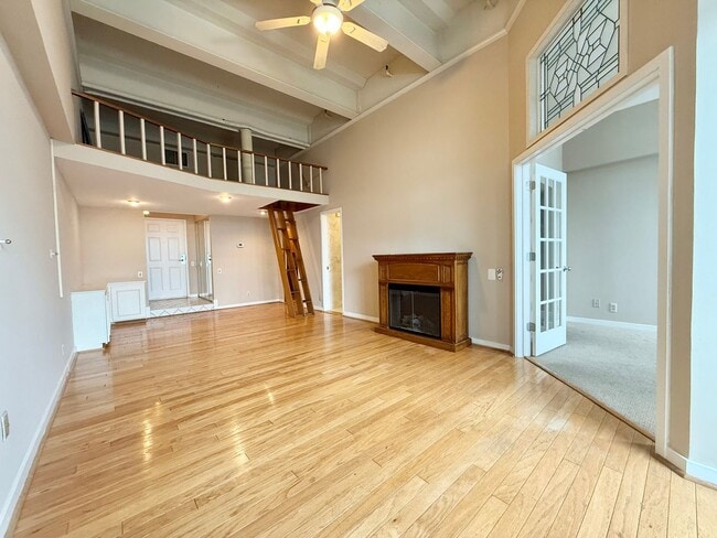 Building Photo - Rarely Available End-Unit Condo with Bridg...