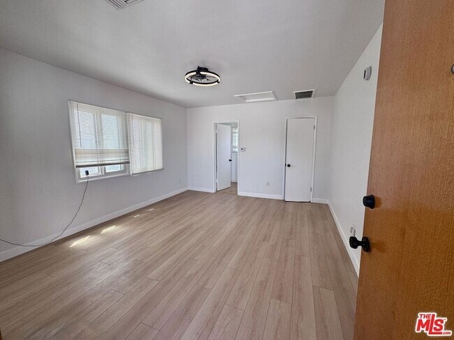 Foto del edificio - 2506 1/2 W 85th St