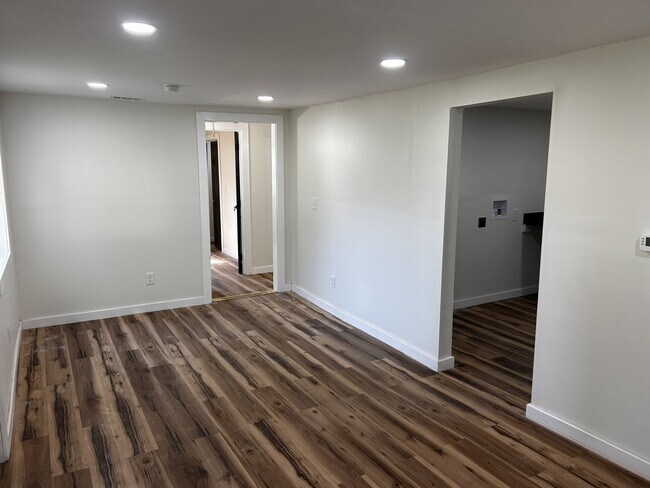 Foto del edificio - 1022 Logan Ave