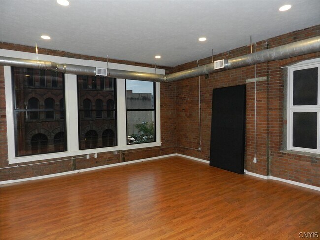 Foto del edificio - 317 S Clinton St