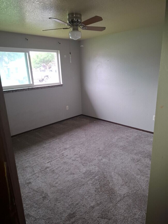 Foto del edificio - 3 Bed, 2 bath house with  carport