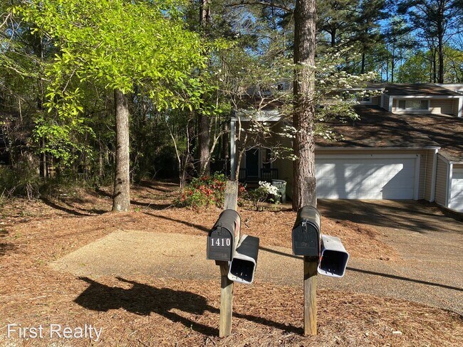 Building Photo - 3 br, 2 bath House - 1410 Charing Loop