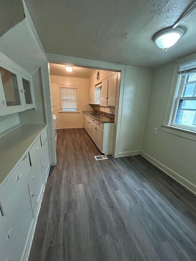 Foto del edificio - 3 BED 1.5 BATH HOME near UMKC! $1700.00!!!