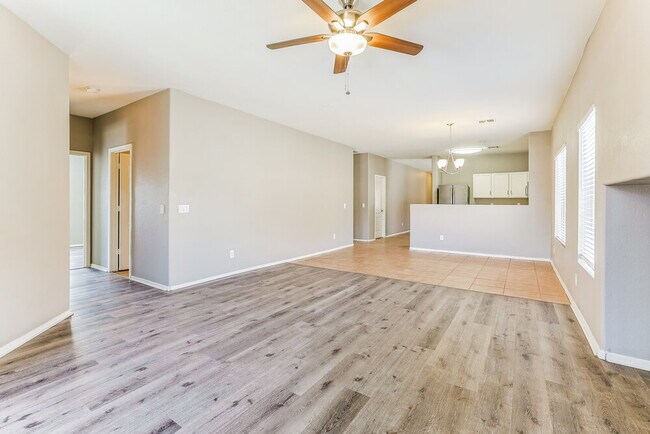 Building Photo - 30225 N Royal Oak Way