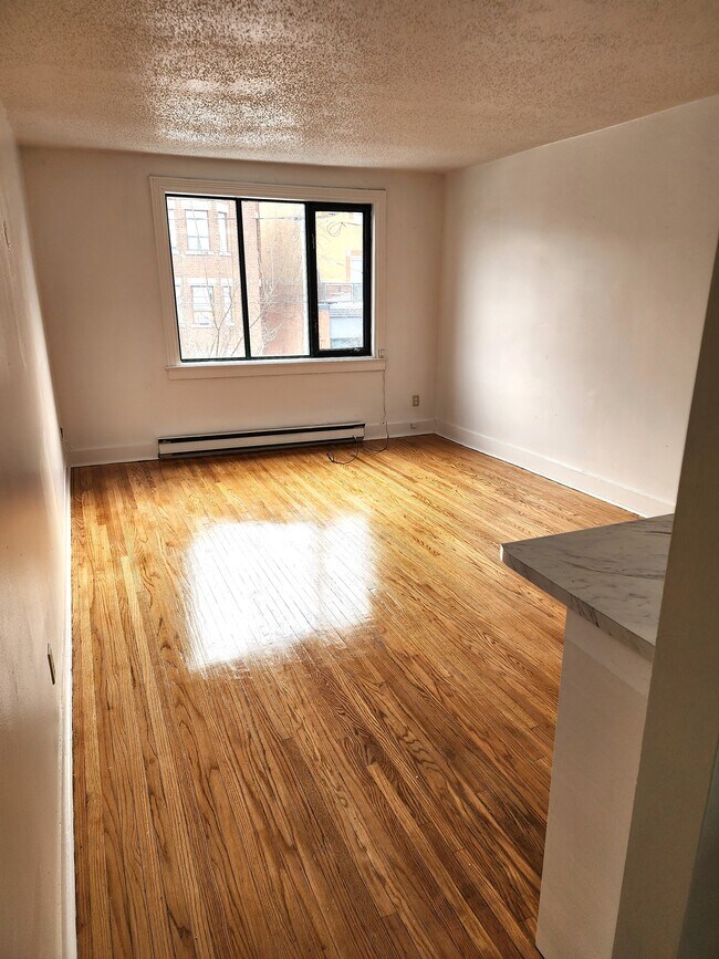 Photo du bâtiment - 2122 Queen St