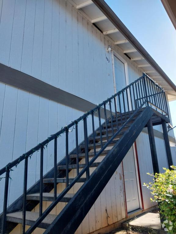 Building Photo - 433 NE Silverwood Pl