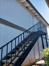 Building Photo - 433 NE Silverwood Pl