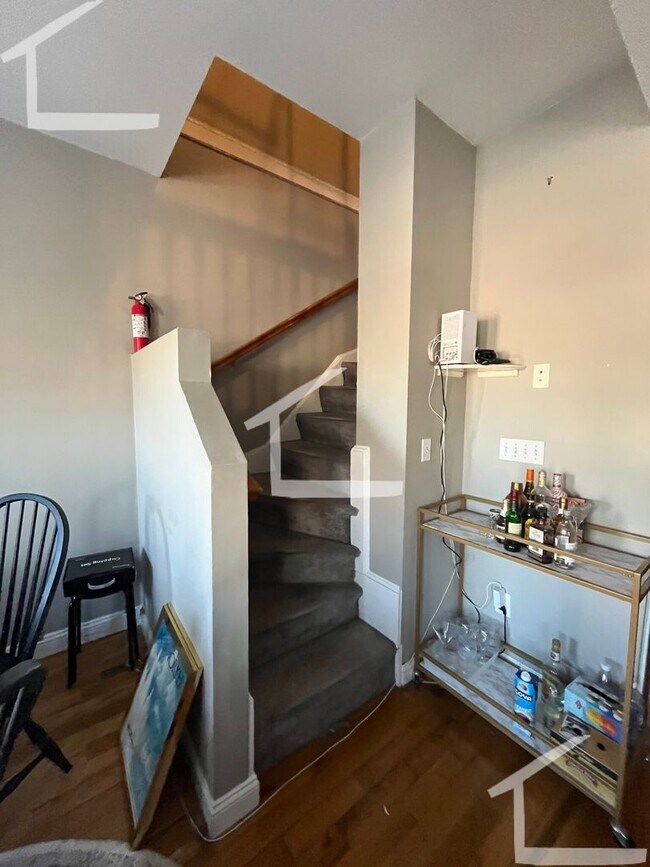 Foto del edificio - Huge 5 bed in Mission Hill