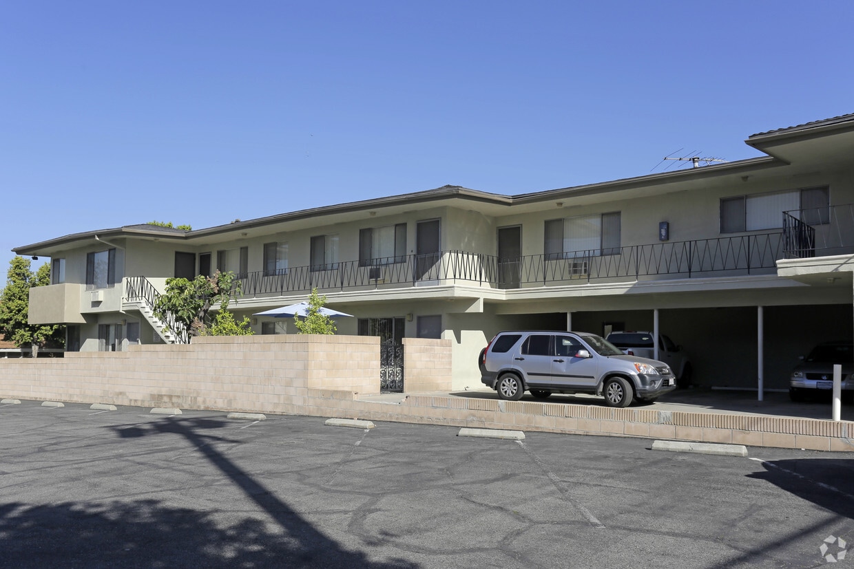 Foto del edificio - 6328 Comstock Ave