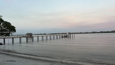 Building Photo - 1432 S Lakeside Dr