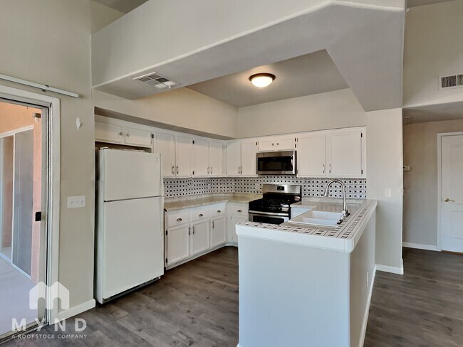 Foto del edificio - 7705 Constanso Ave